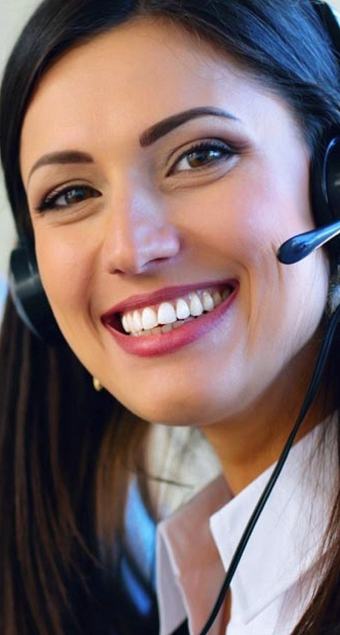 Operatrice di call center con cuffia che utilizza il software Teleced
